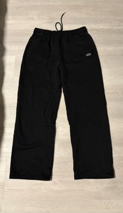 Alo Yoga Accolade Straight Leg Sweatpants in black, Size Medium