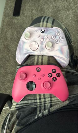 2 Xbox wireless controllers