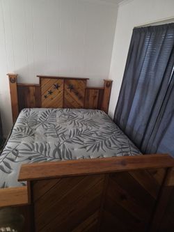 Cama matrimonial de madera y colchon Sealy Posturepedic Plus