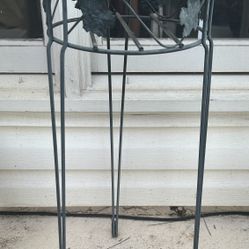 Green Metal Plant Stand With Ivy Leaves 