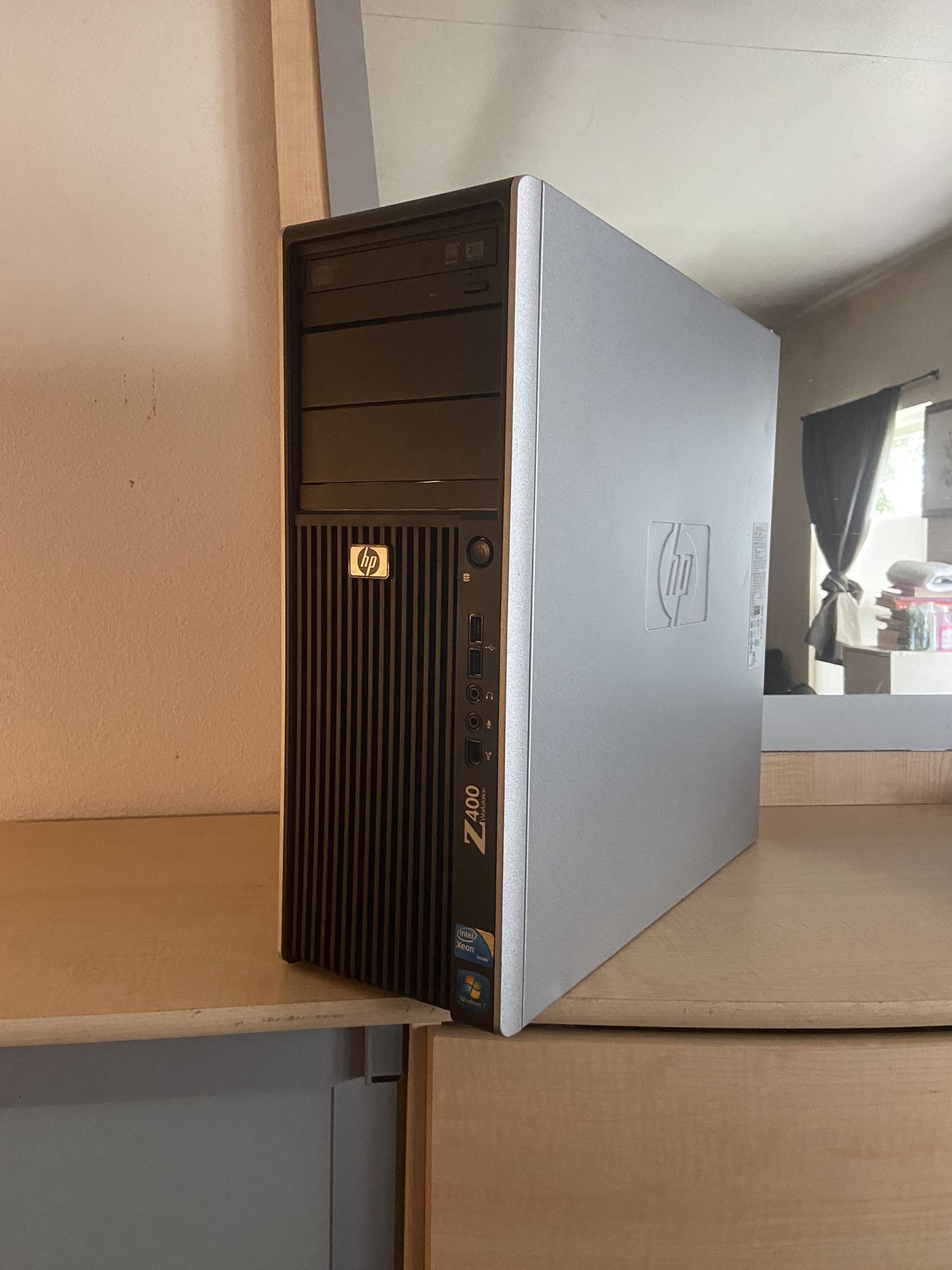 Computer - HP Z400 Workstation W/ Monitor