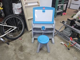 Step 2 Art Desk With Stool