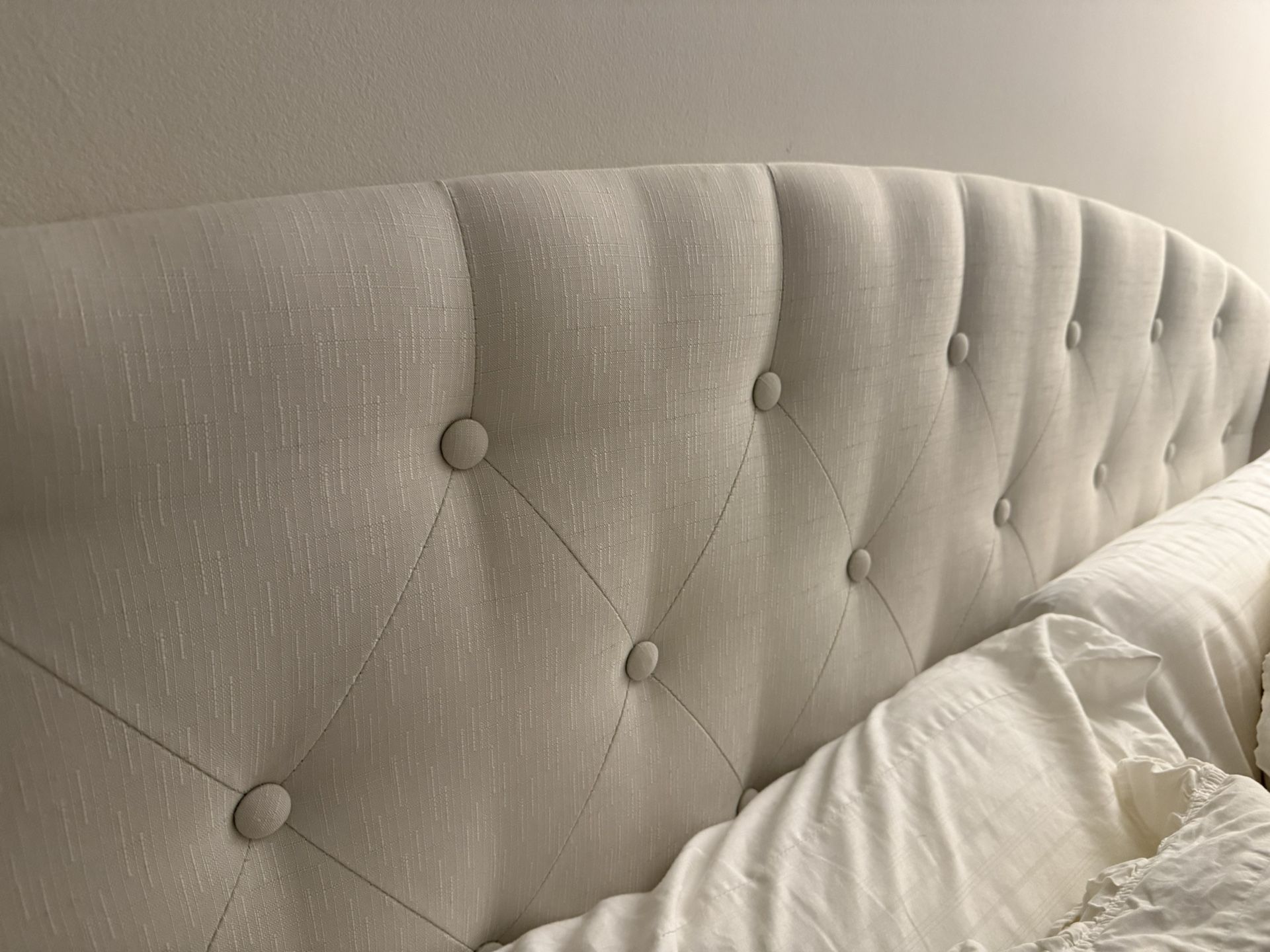 Bed Frame - Tufted upholstered Platform Bed Frame