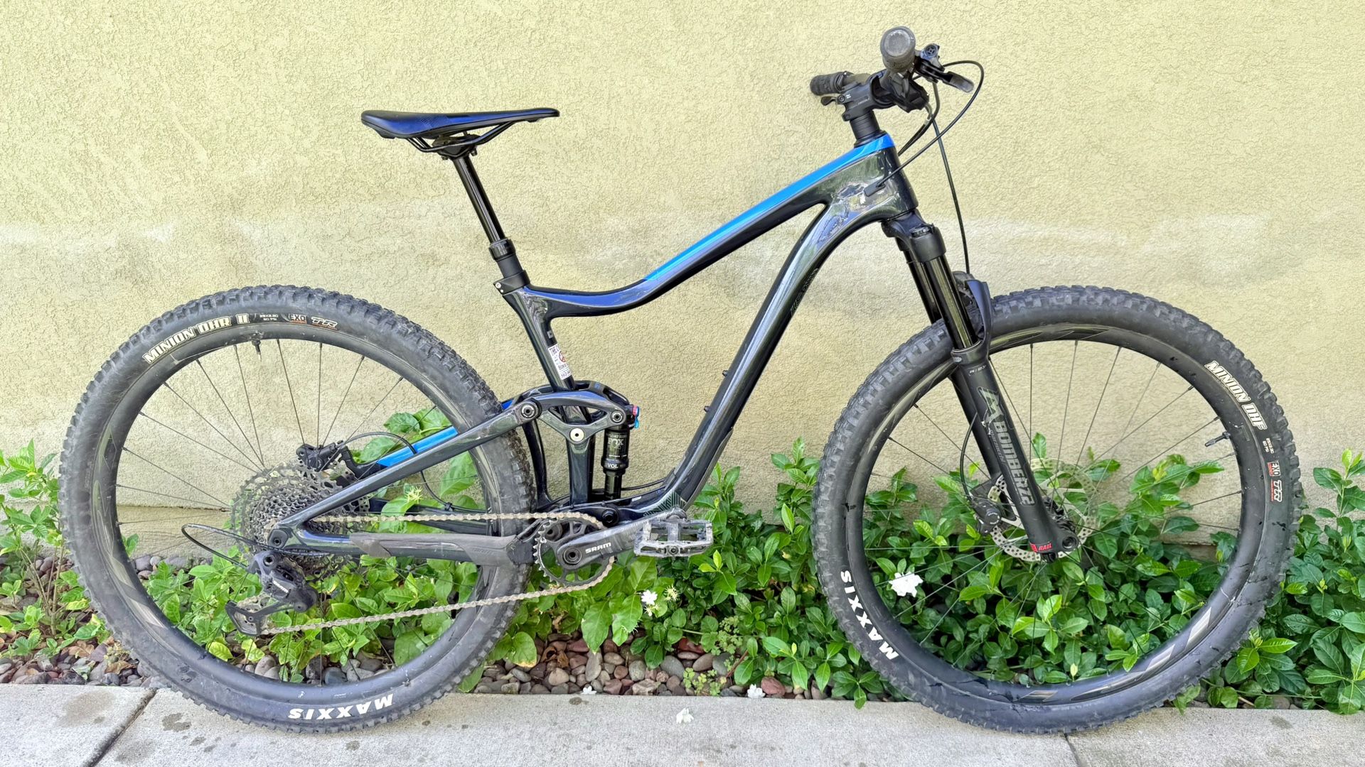 Giant Trance Advanced Pro 29 Carbon Fiber Full Suspension Mountain Bike