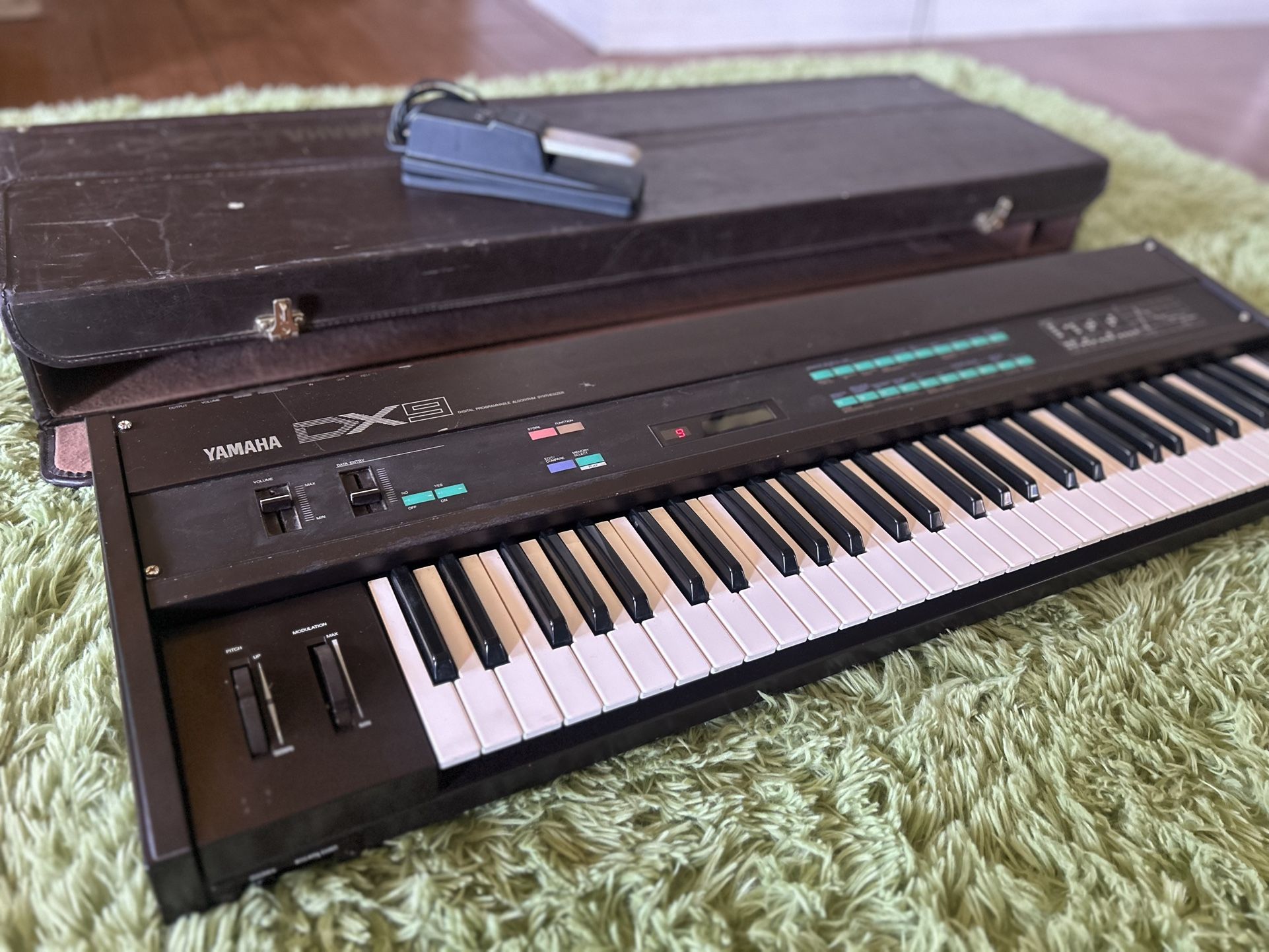 Yamaha DX9 Keyboard Synthesizer with original Yamaha Case
