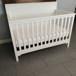 NICE WHITE CRIB WITH MATTRESS