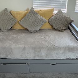 Bed- Extendable With Storage