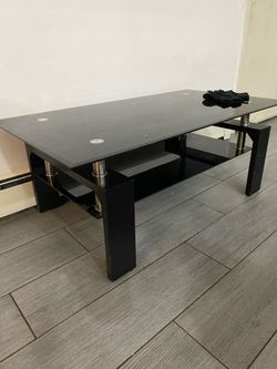 Gewnee Rectangle Black Glass Coffee Table