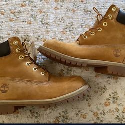 Junior Timberlands- With Damaged box