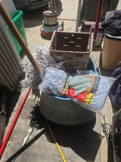 Commercial Mop-Buckit- Ringer+ 2 New Moo Heads