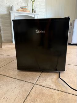 MIDEA MINI FRIDGE