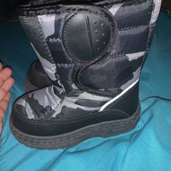 Snow boots 9c 