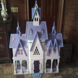 FROZEN 2 CASTTLE FOR SALE. FROM MATEL LIKE NEW!  WITH ALL ACCESSORIES INCLUDED