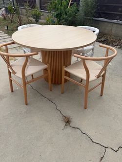 Wooden dining round table with 4 wishbone chairs included