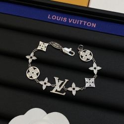 New 18k Stainless Steel Silver Bracelet Comes With Dust Bag 