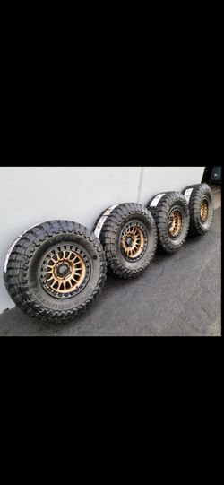 17" KMC w/ 33" Toyo MT Open Country tires
