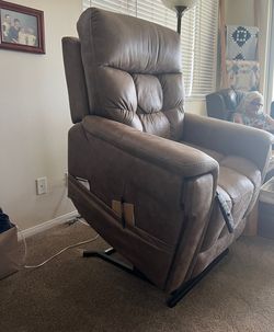 Lift Recliner, 3 1/2 months old