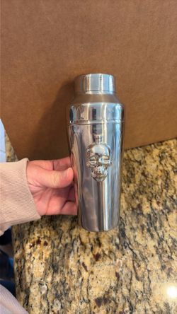 Skull shaker