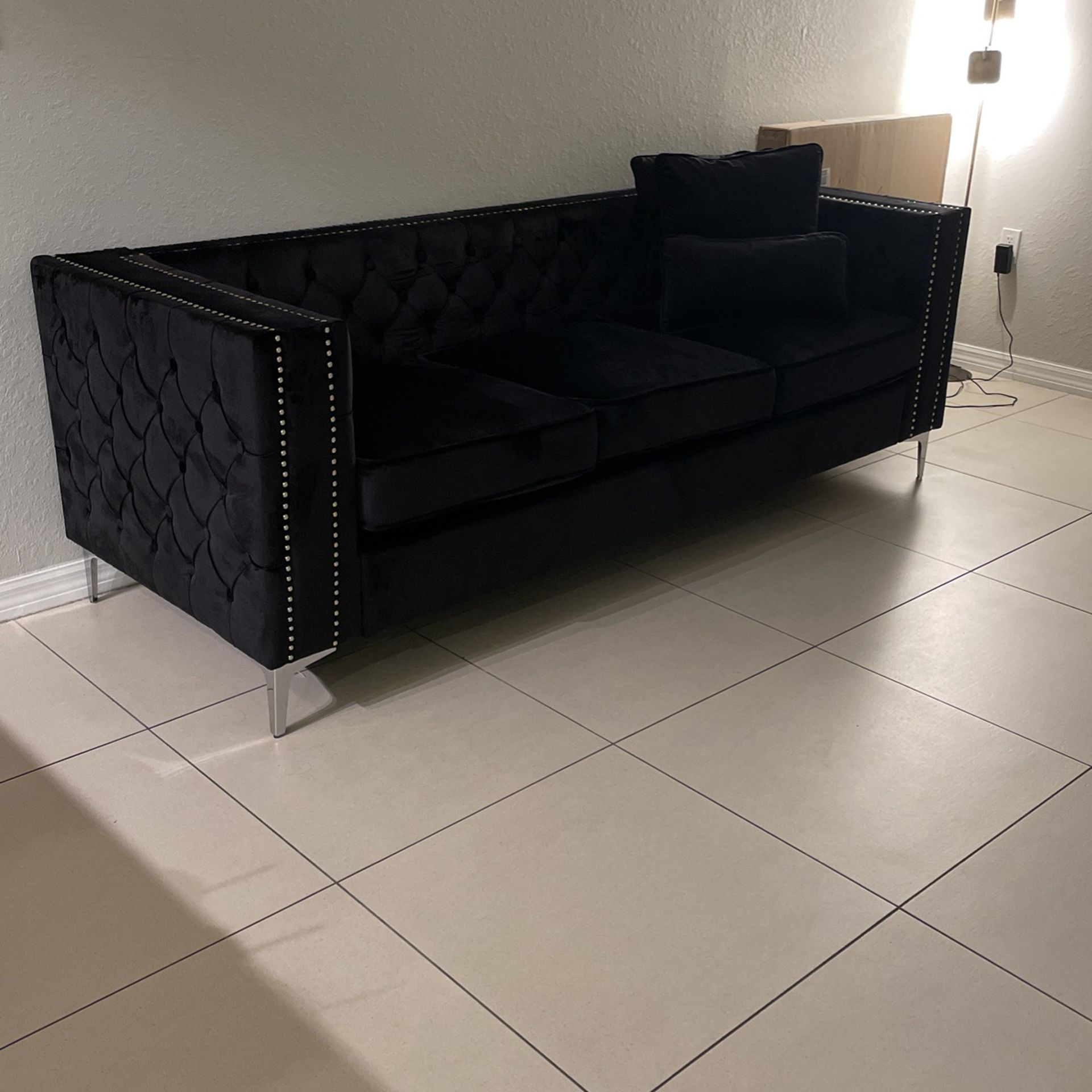 Couch Velvet Studded -Black 7 Feet