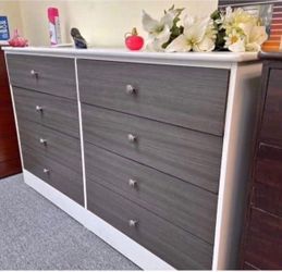 Eight drawers dresser