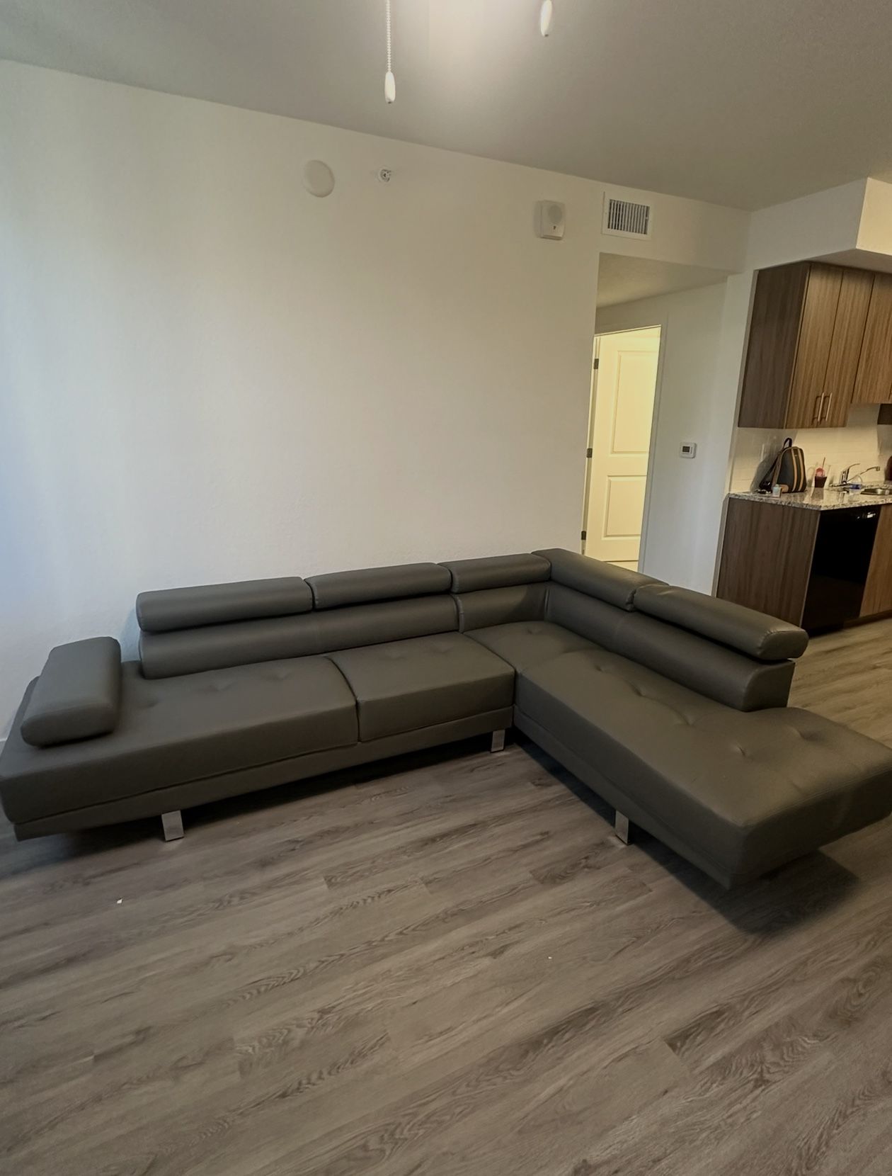 GREY SECTIONAL w/ ADJUSTABLE HEADRESTS π©Άπ©Ά