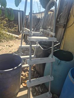 Pool ladder