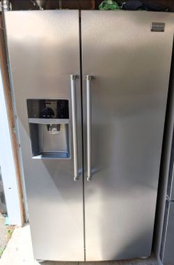 Refrigerator side-by-side in stainless steel