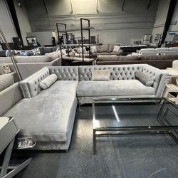 Sectional w/ chaise and storage space 