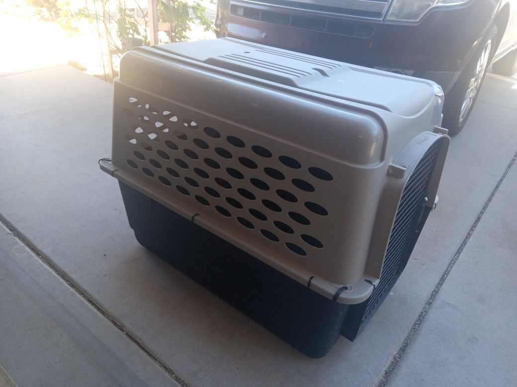 Good Large Petmate Dog kennel!