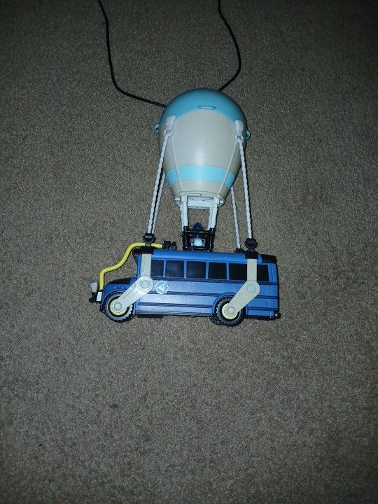 Fortnite Battle Bus Does Not Come With Figures