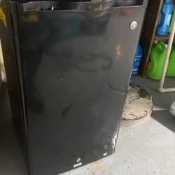 18 in. Width 3.2 cu.ft. Black Mini Refrigerator in Black