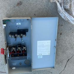 Safety Switch   Like New 60 amp. 600 V