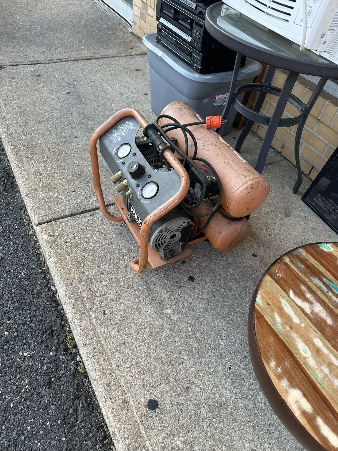 RIDGID 4.5 GALLON 90 PSI COMPRESSOR