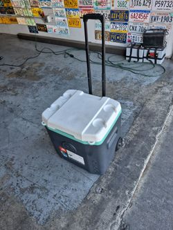 IGLOO Quantum 52 quart Roller Coller