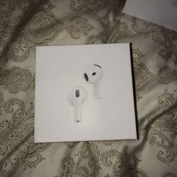 White Wireless Headphones 4th Edition With MagSafe Charging Case 