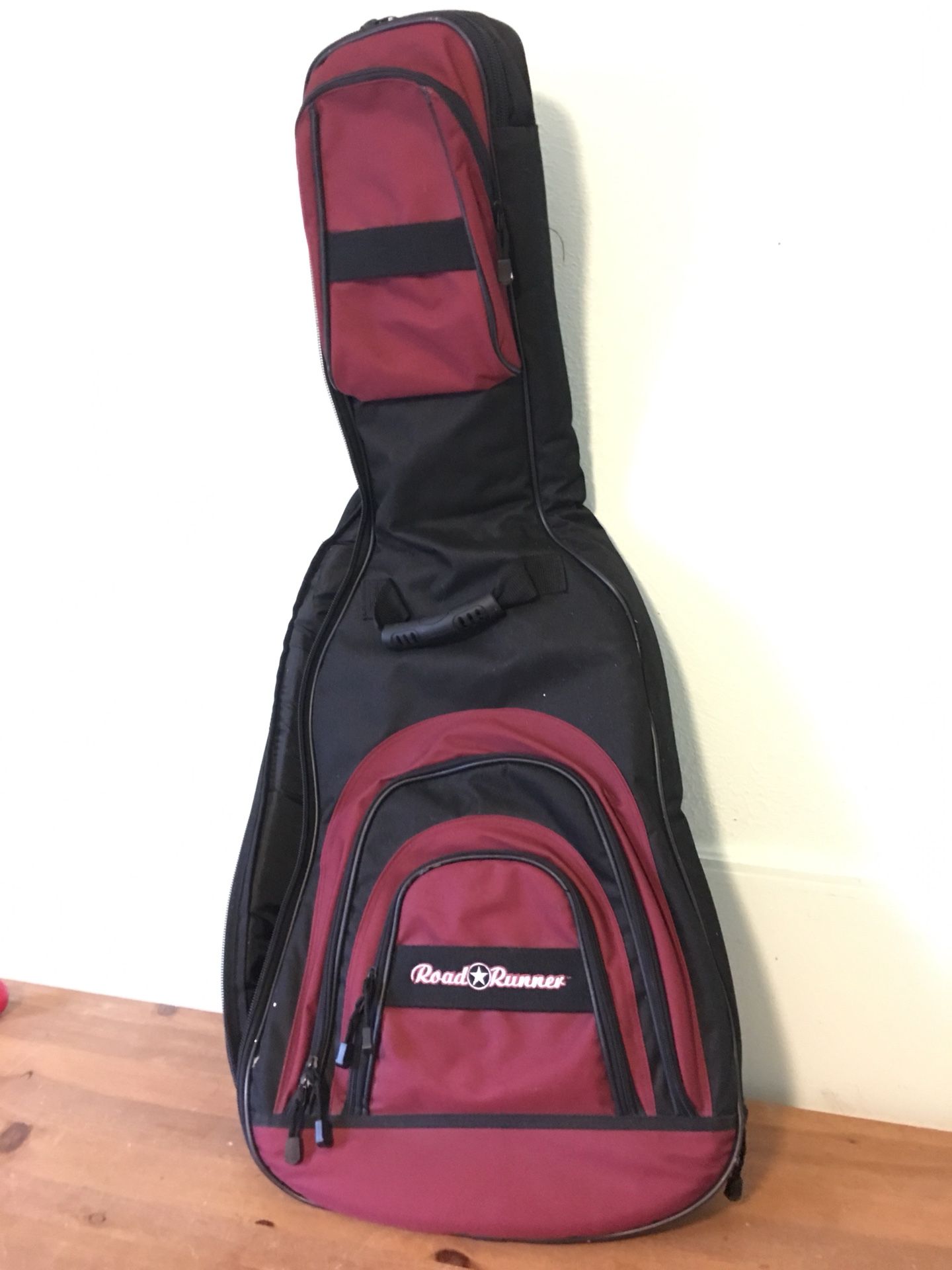 Guitar carrying case