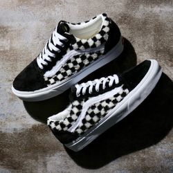 VANS/ FAUX FUR Size 8 Womens’