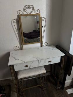 Vanity white & Gold