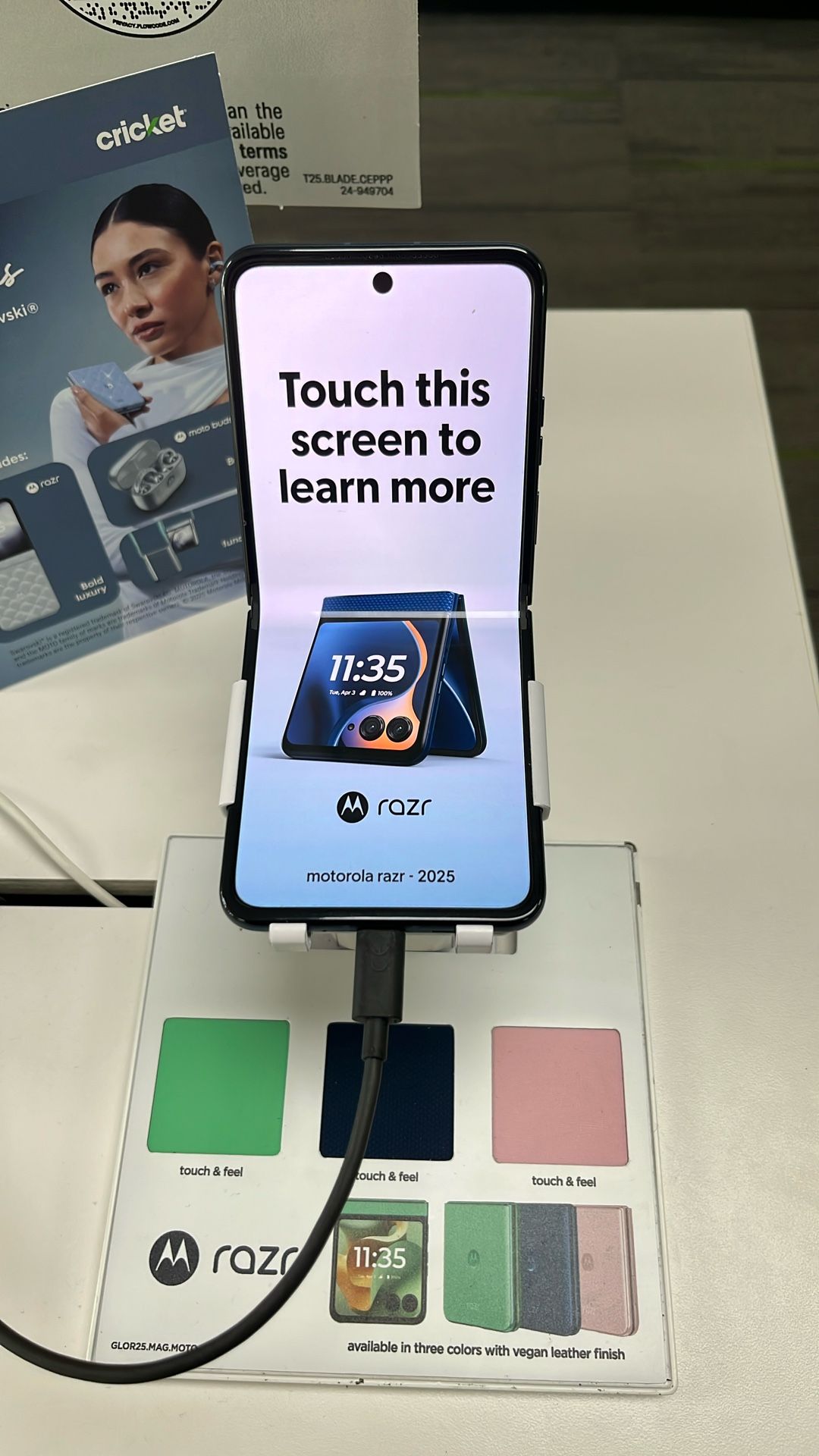 Motorola Razr 2025 Promo W Cricket