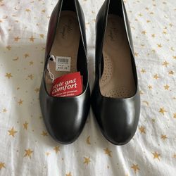 Women Black Heels (size 7)