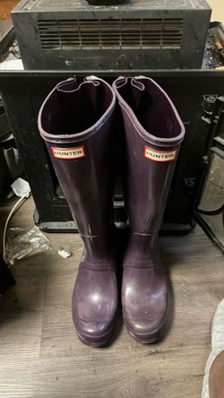 These Hunter Original Tall Gloss boots feature a vibrant purple finish and the iconic red logo patch.