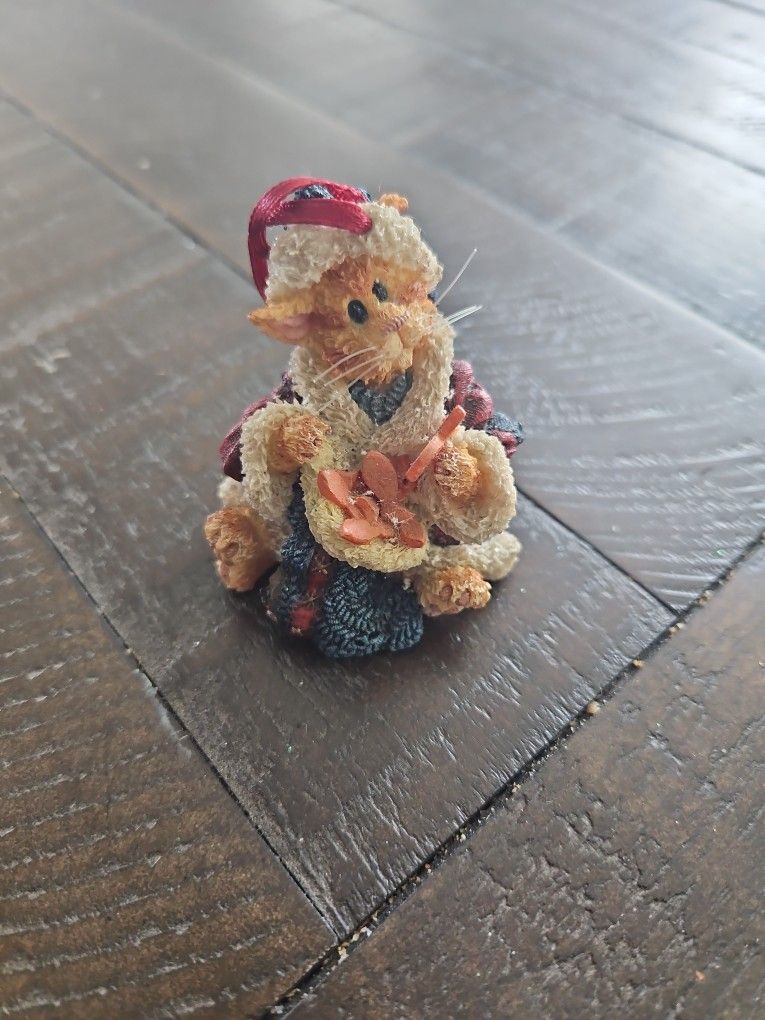 Boyds Purrstone Christmas ornament, specifically "Caterina's Stockin' Up...Yummy Catch".