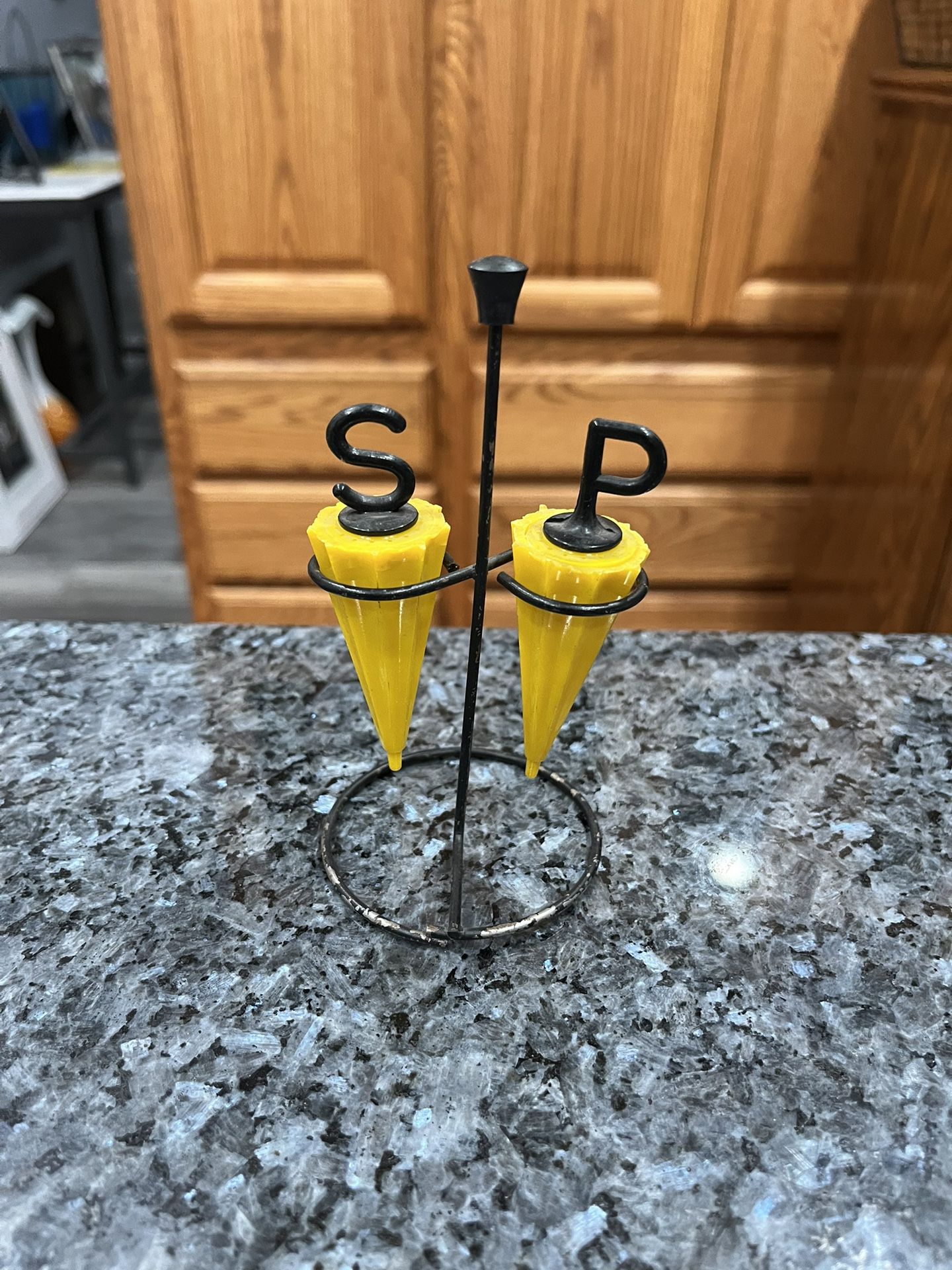 Vintage Plastic Umbrella Pair Of Salt And Pepper Shakers.  Preowned Used Some Paint Is Worn Off On The Stand.  