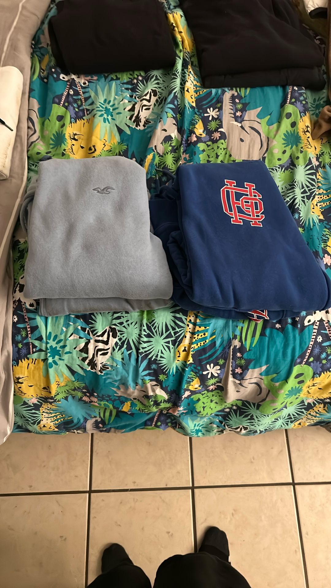 2 sets of Hollister sweats and sweaters