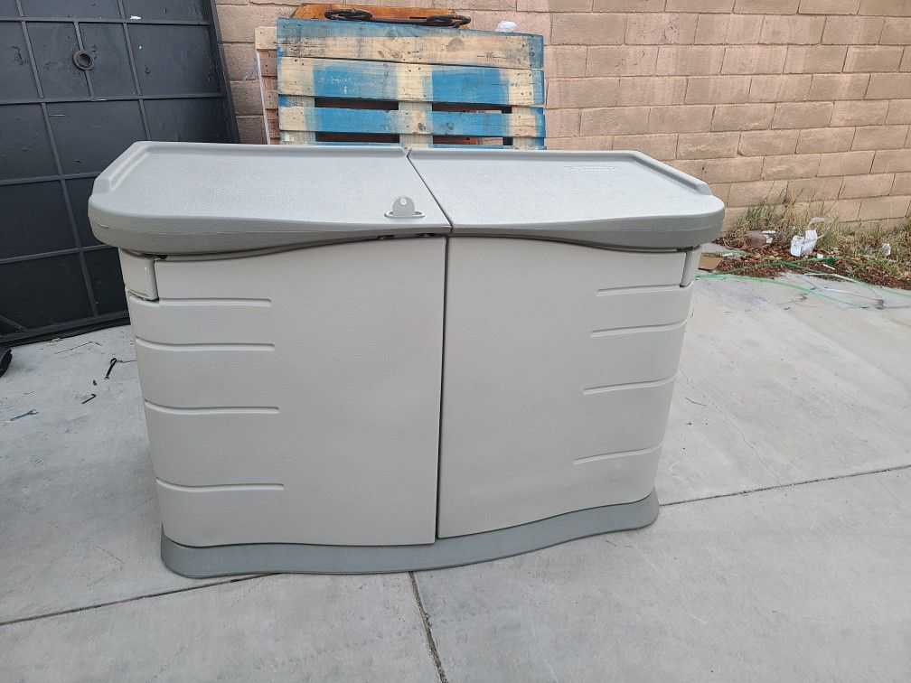 rubbermaid split-lid storage shed 3753 28" x 55" x 34"Â