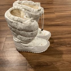 Cute Snow Boots Size 7