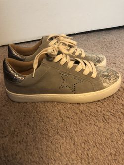 Sneakers Size 7