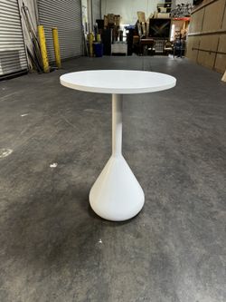 UNALOME Satellite  Round Table