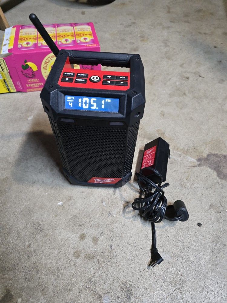 Milwaukee M12 Radio 