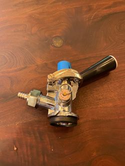 Beer keg coupler